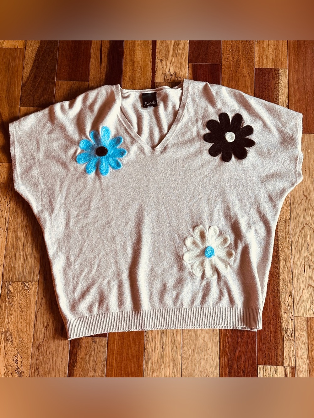 Aaeda Women's Cream Flower Appliqué V-Neck Sweater